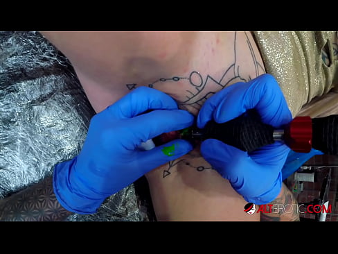 ❤️ Sully Savage, hottie estremamente tatuata, hà fattu un tatuatu nantu à u clitoris ❤️❌ Video sessu à noi % co.porn-mz-com.ru% ❤